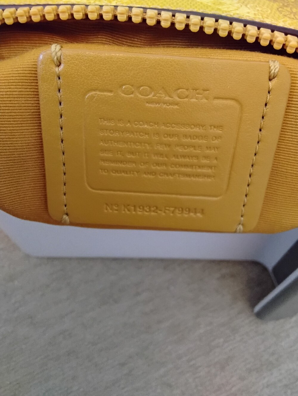 Coach Galllery Horse & Carraige Yellow Print with Tan Leather Trim - Picture 5 of 8